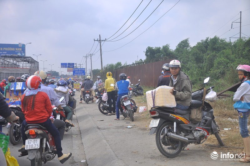 Trẻ nhỏ “vật vã” trên xe máy theo bố mẹ về quê ăn Tết - ảnh 19