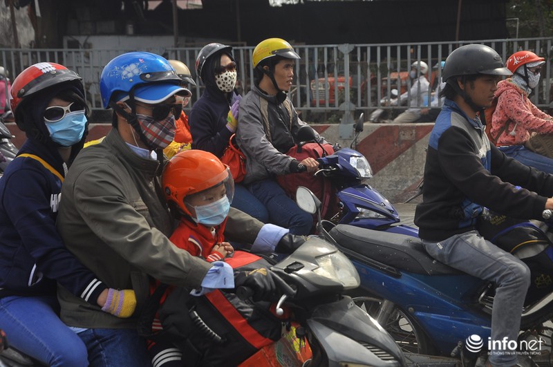 Trẻ nhỏ “vật vã” trên xe máy theo bố mẹ về quê ăn Tết - ảnh 10