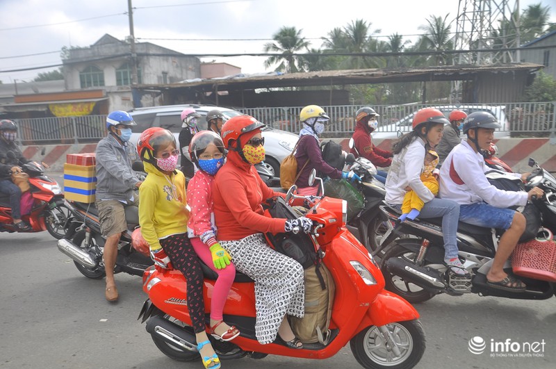 Trẻ nhỏ “vật vã” trên xe máy theo bố mẹ về quê ăn Tết - ảnh 11