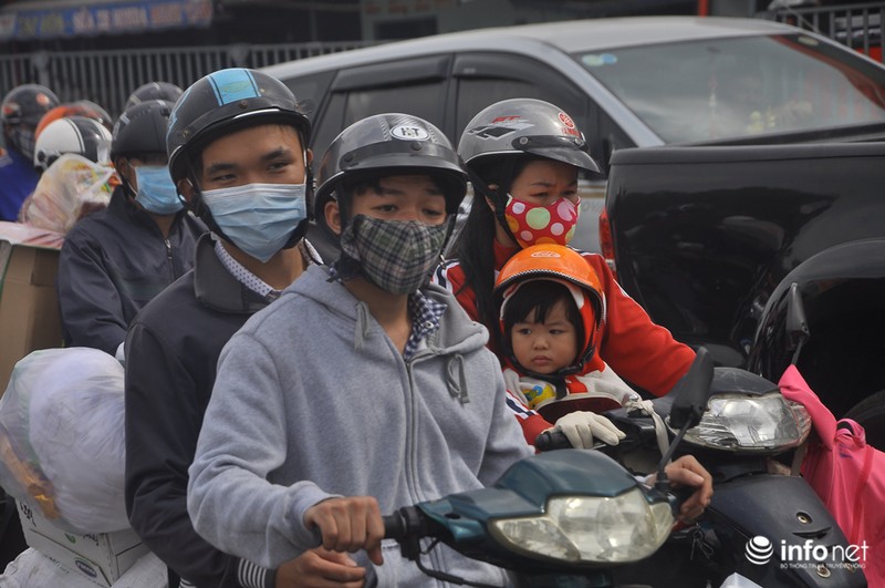 Trẻ nhỏ “vật vã” trên xe máy theo bố mẹ về quê ăn Tết - ảnh 12