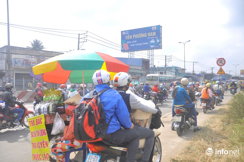 Trẻ nhỏ “vật vã” trên xe máy theo bố mẹ về quê ăn Tết - ảnh 20