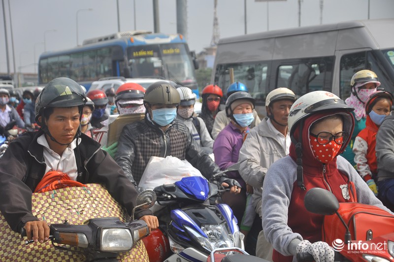 Trẻ nhỏ “vật vã” trên xe máy theo bố mẹ về quê ăn Tết - ảnh 13