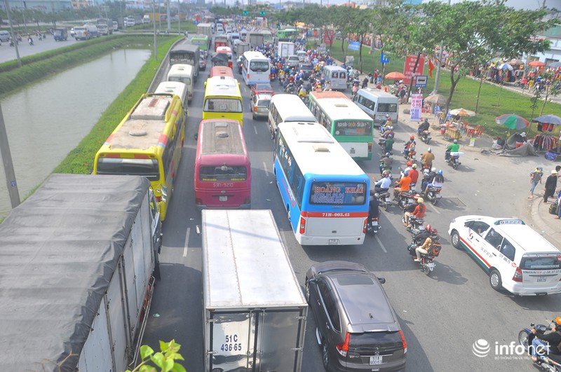 Trẻ nhỏ “vật vã” trên xe máy theo bố mẹ về quê ăn Tết - ảnh 2