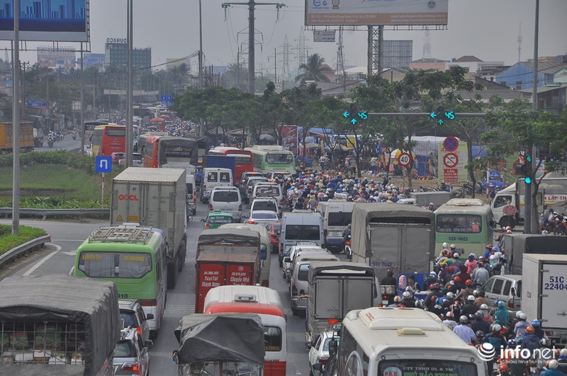 Trẻ nhỏ “vật vã” trên xe máy theo bố mẹ về quê ăn Tết - ảnh 3