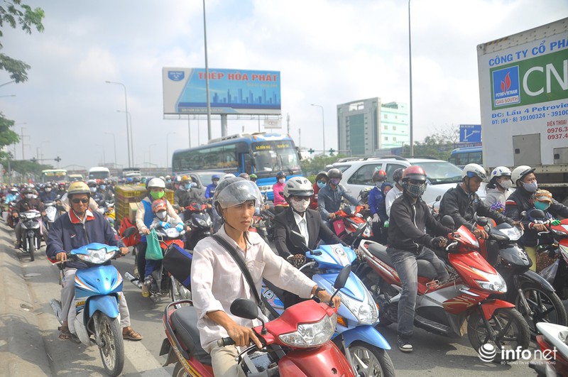 Trẻ nhỏ “vật vã” trên xe máy theo bố mẹ về quê ăn Tết - ảnh 14