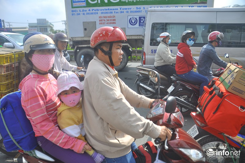 Trẻ nhỏ “vật vã” trên xe máy theo bố mẹ về quê ăn Tết - ảnh 4