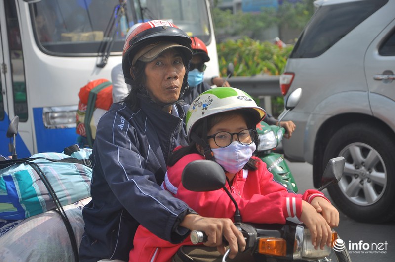 Trẻ nhỏ “vật vã” trên xe máy theo bố mẹ về quê ăn Tết - ảnh 5