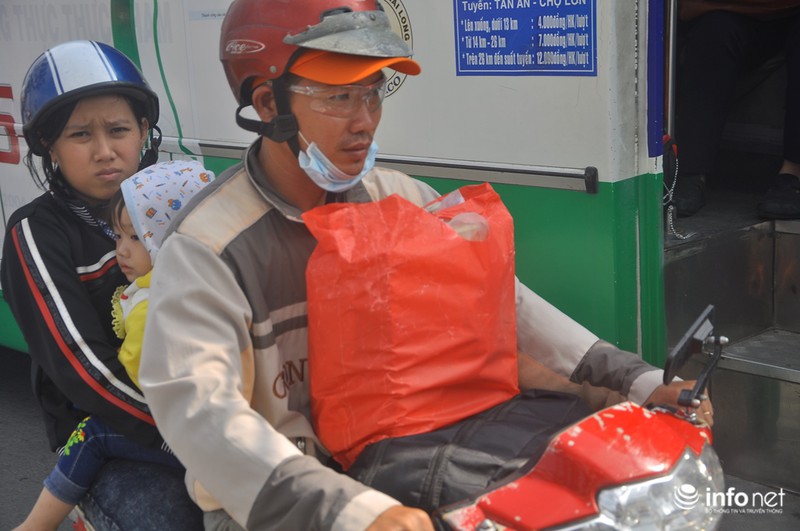 Trẻ nhỏ “vật vã” trên xe máy theo bố mẹ về quê ăn Tết - ảnh 6