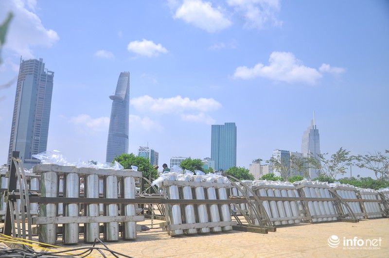 TP.HCM:Cận cảnh trận địa pháo hoa hút hồn hàng triệu du khách đêm Giao thừa - ảnh 1