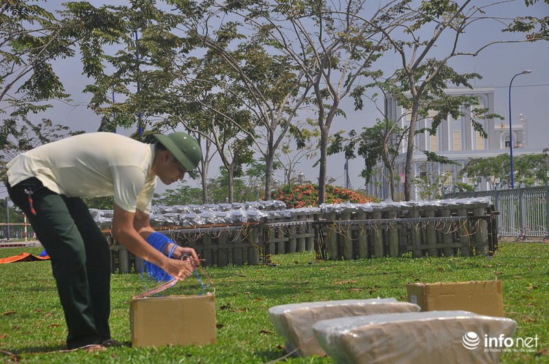 TP.HCM:Cận cảnh trận địa pháo hoa hút hồn hàng triệu du khách đêm Giao thừa - ảnh 10