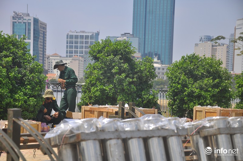 TP.HCM:Cận cảnh trận địa pháo hoa hút hồn hàng triệu du khách đêm Giao thừa - ảnh 4