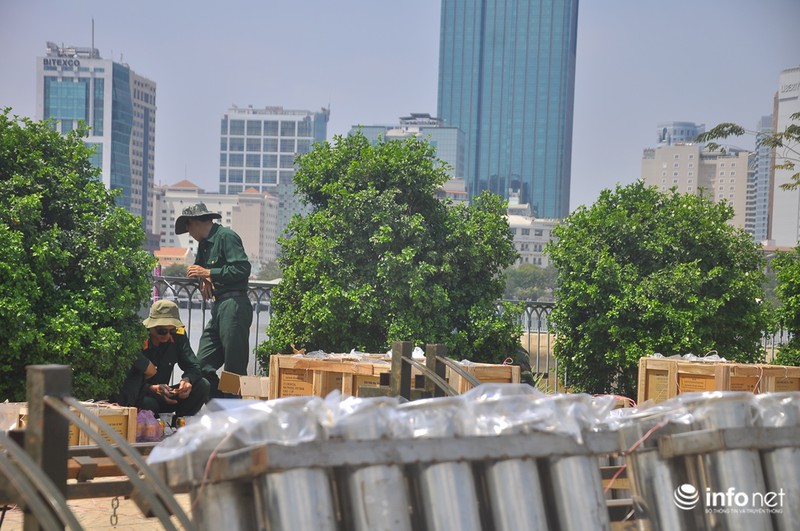 TP.HCM:Cận cảnh trận địa pháo hoa hút hồn hàng triệu du khách đêm Giao thừa - ảnh 7