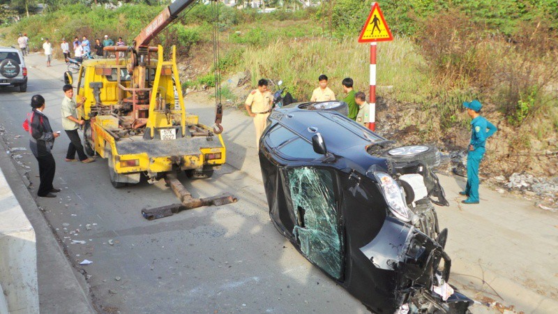 Bùn thải vung vãi mặt đường, hàng loạt ô tô gặp nạn - ảnh 4