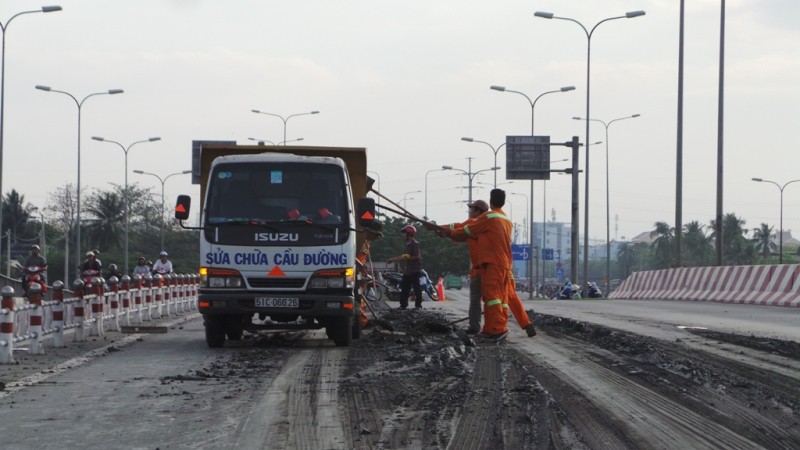 Bùn thải vung vãi mặt đường, hàng loạt ô tô gặp nạn - ảnh 1