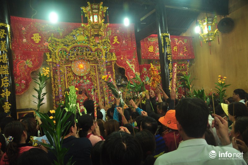 “Biển người” trong lễ rước kiệu Thiên Hậu Thánh Mẫu - ảnh 21