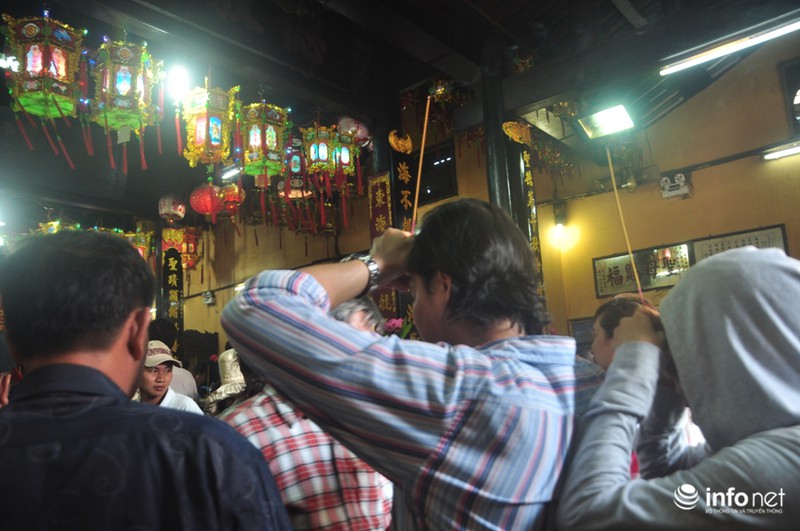 “Biển người” trong lễ rước kiệu Thiên Hậu Thánh Mẫu - ảnh 22