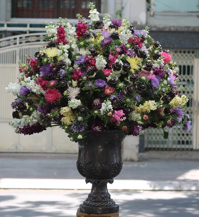 “Choáng” với bình hoa 85 triệu đồng kết từ hơn 700 bông hoa quý hiếm - ảnh 1