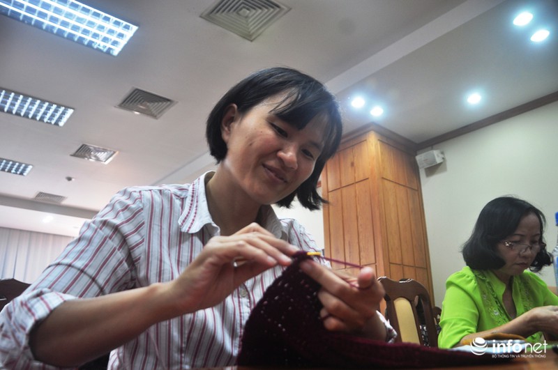 Ngắm những chiếc khăn len mang tên Trường Sa gửi tặng các chiến sĩ - ảnh 4