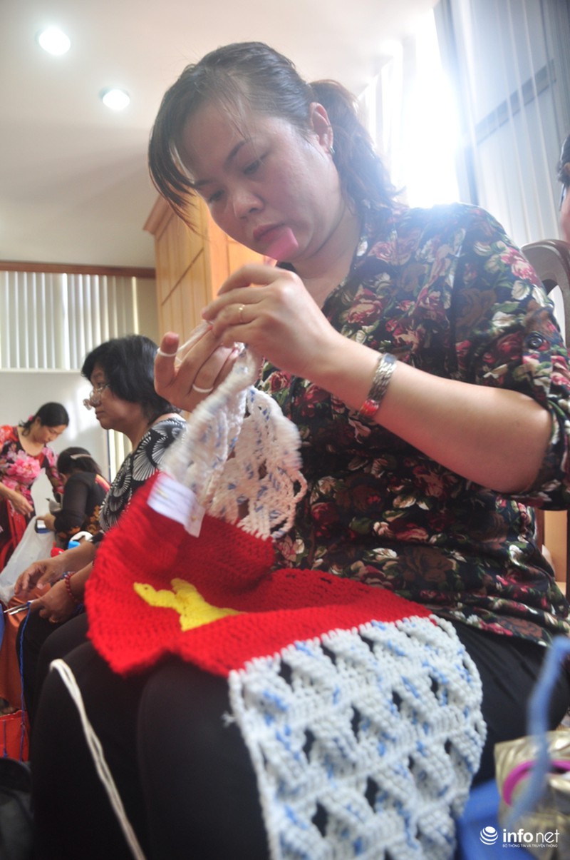 Ngắm những chiếc khăn len mang tên Trường Sa gửi tặng các chiến sĩ - ảnh 3
