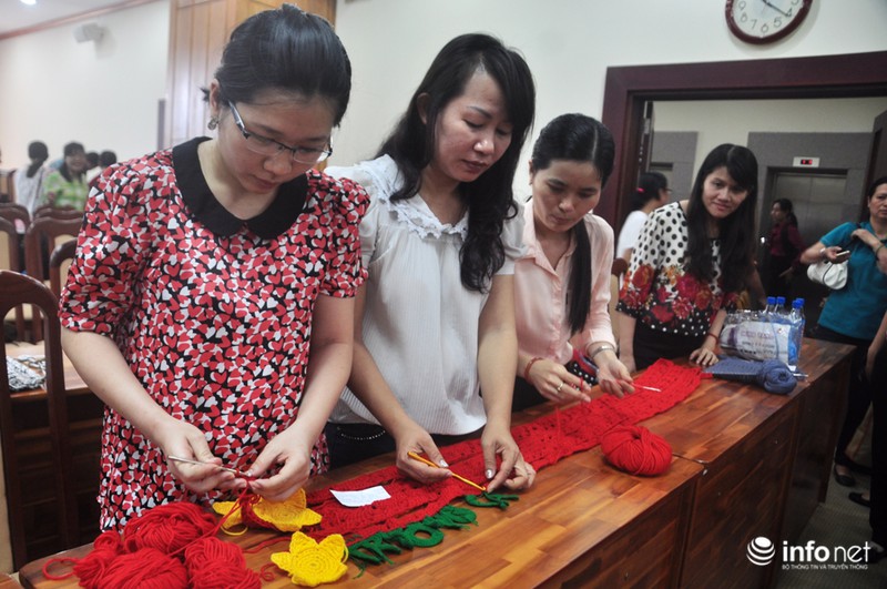 Ngắm những chiếc khăn len mang tên Trường Sa gửi tặng các chiến sĩ - ảnh 9