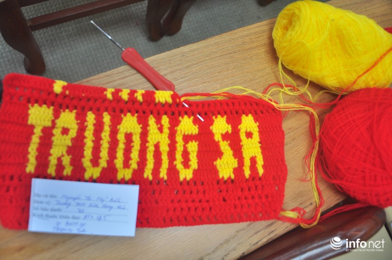 Ngắm những chiếc khăn len mang tên Trường Sa gửi tặng các chiến sĩ - ảnh 1