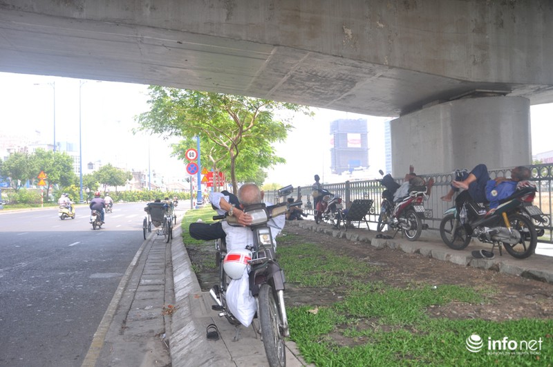 Người Sài Gòn bức bối trong nắng nóng đầu năm - ảnh 8