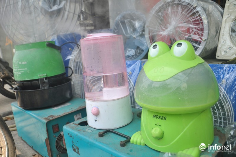 Người Sài Gòn bức bối trong nắng nóng đầu năm - ảnh 13