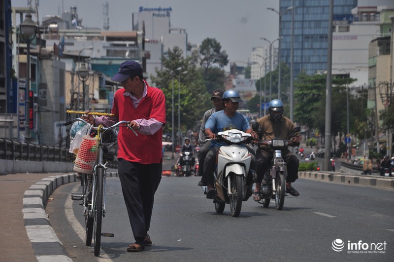 Người Sài Gòn bức bối trong nắng nóng đầu năm - ảnh 11