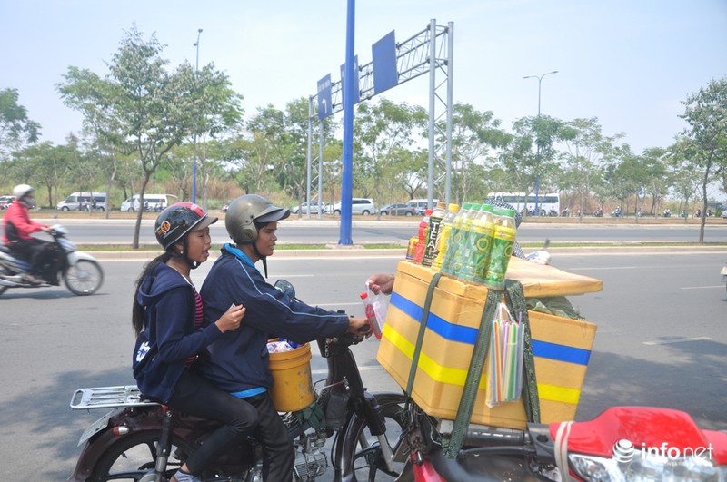 Người Sài Gòn bức bối trong nắng nóng đầu năm - ảnh 12