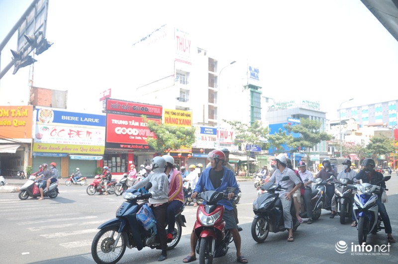 Người Sài Gòn bức bối trong nắng nóng đầu năm - ảnh 10