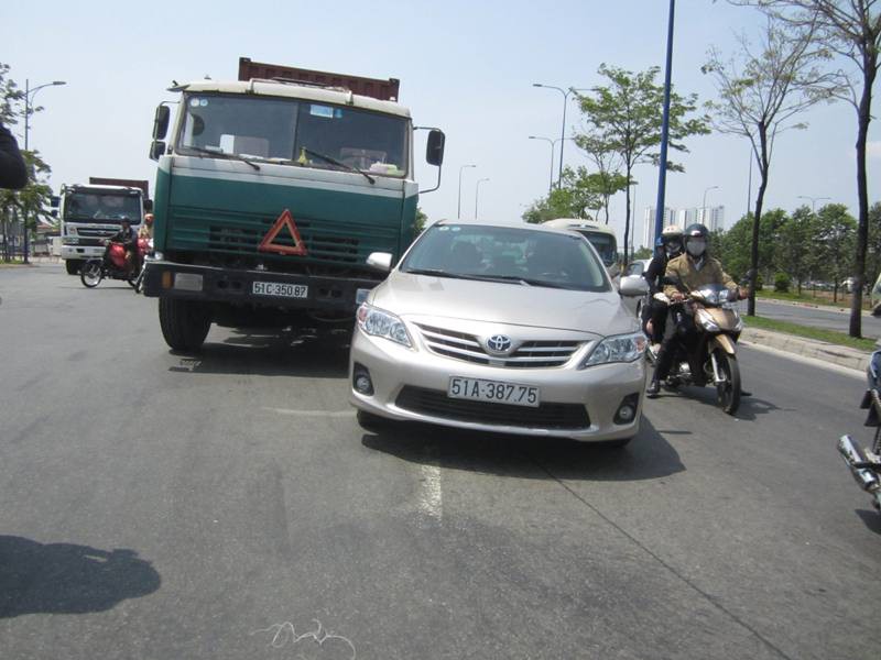 TP.HCM: Va chạm giữa container và ô tô gây kẹt xe hàng km - ảnh 2