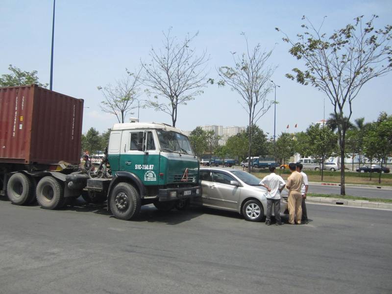 TP.HCM: Va chạm giữa container và ô tô gây kẹt xe hàng km - ảnh 1