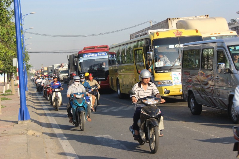 TP.HCM: Va chạm giữa container và ô tô gây kẹt xe hàng km - ảnh 3