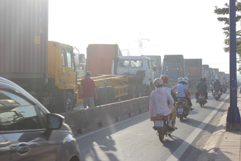 TP.HCM: Va chạm giữa container và ô tô gây kẹt xe hàng km - ảnh 4