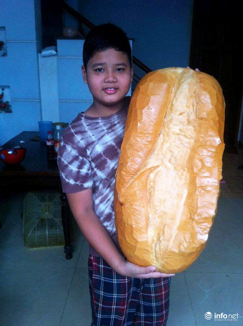 Lò bánh chuyên làm những ổ bánh mì khổng lồ cho 15 người ăn không hết - ảnh 2