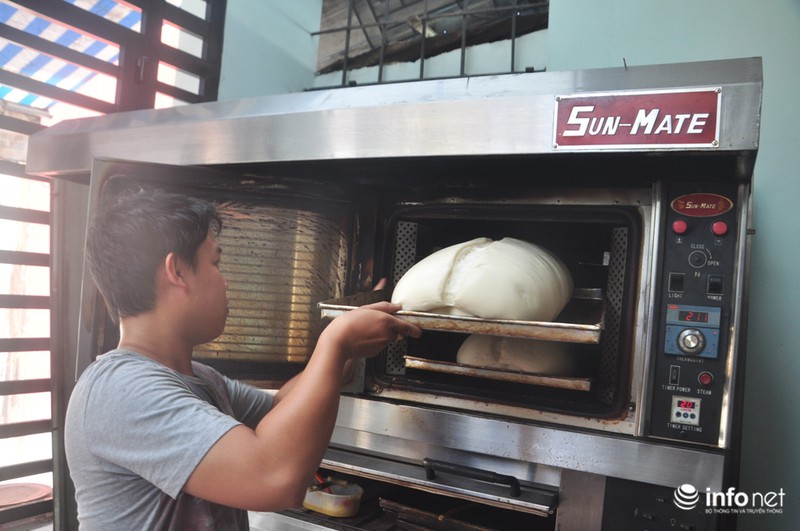 Lò bánh chuyên làm những ổ bánh mì khổng lồ cho 15 người ăn không hết - ảnh 7