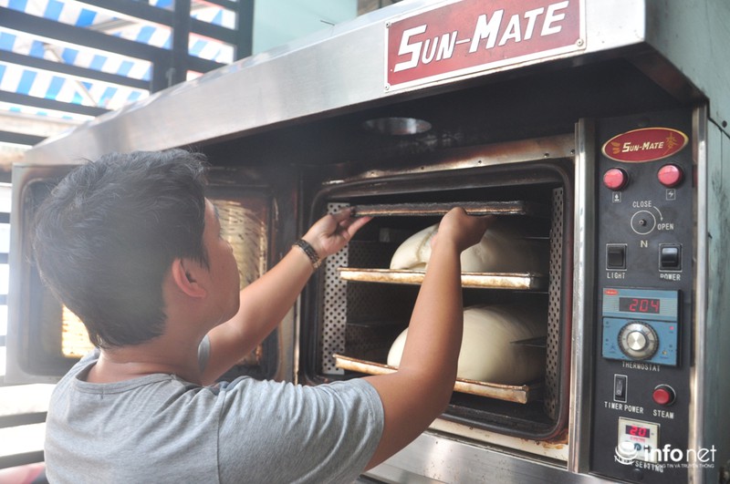 Lò bánh chuyên làm những ổ bánh mì khổng lồ cho 15 người ăn không hết - ảnh 8