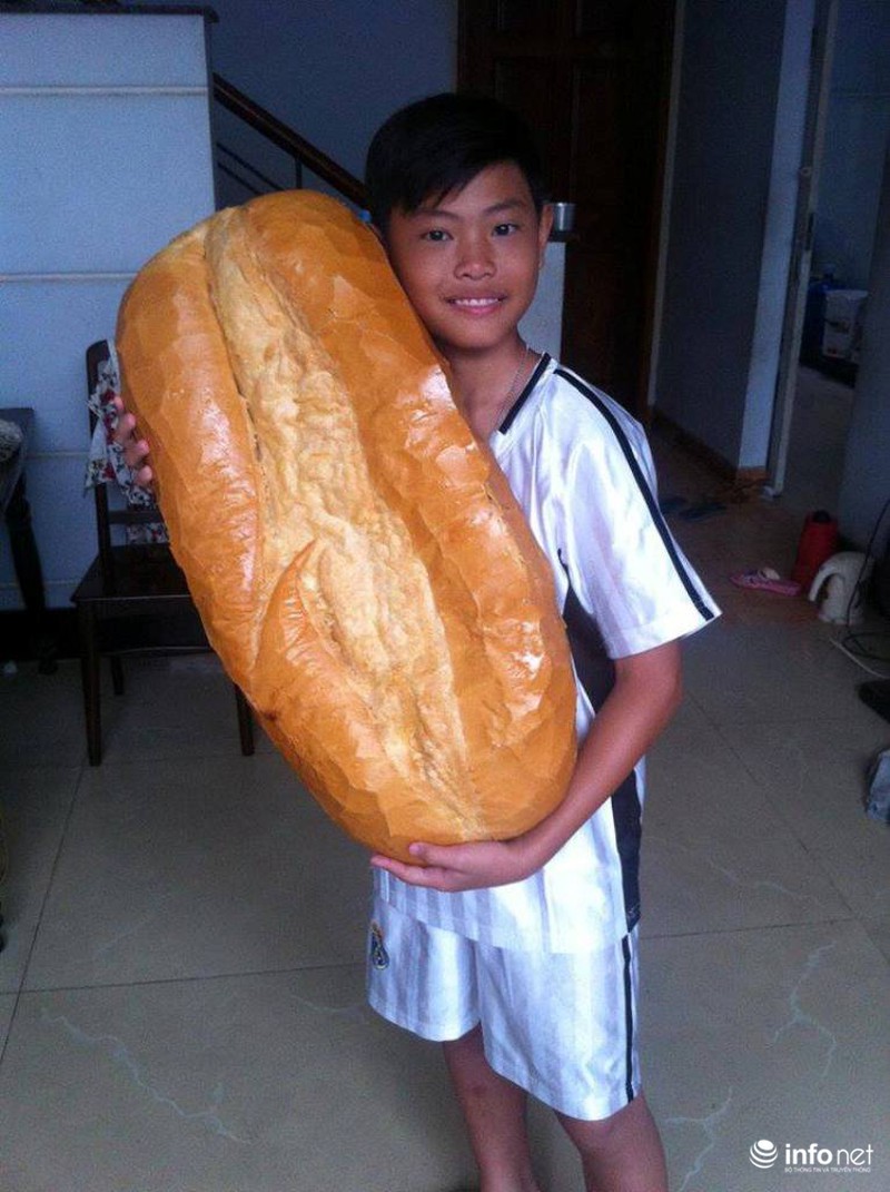 Lò bánh chuyên làm những ổ bánh mì khổng lồ cho 15 người ăn không hết - ảnh 3