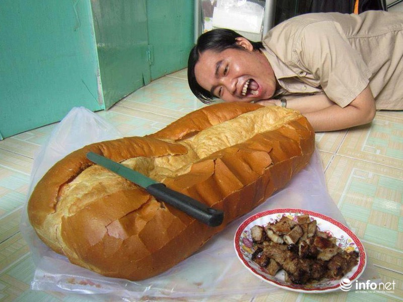 Lò bánh chuyên làm những ổ bánh mì khổng lồ cho 15 người ăn không hết - ảnh 1