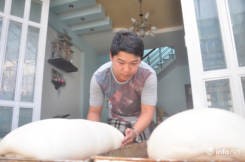 Lò bánh chuyên làm những ổ bánh mì khổng lồ cho 15 người ăn không hết - ảnh 4