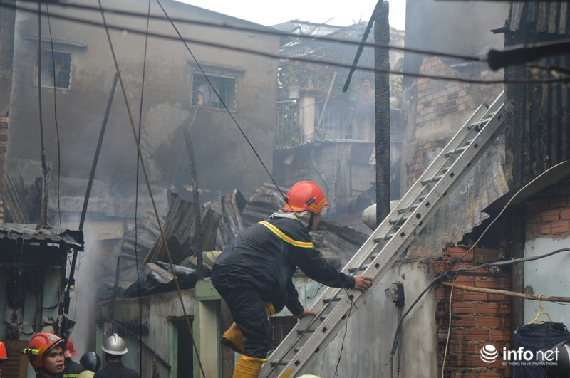 TP.HCM: “Bà hỏa” thiêu rụi khu nhà trọ - ảnh 3