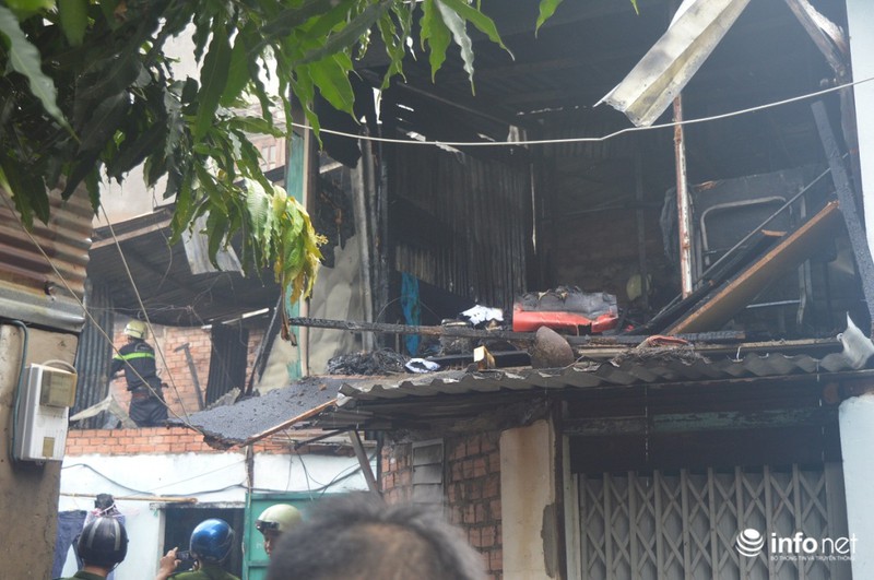 TP.HCM: “Bà hỏa” thiêu rụi khu nhà trọ - ảnh 5