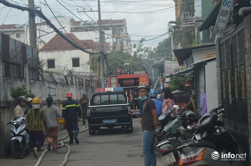 TP.HCM: “Bà hỏa” thiêu rụi khu nhà trọ - ảnh 1