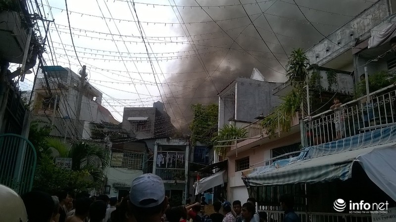 TP.HCM: “Bà hỏa” thiêu rụi khu nhà trọ - ảnh 2