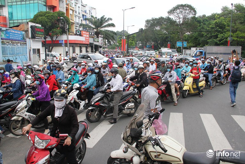 Cửa ngõ Tân Sơn Nhất ùn tắc sau vụ tai nạn chết người - ảnh 2