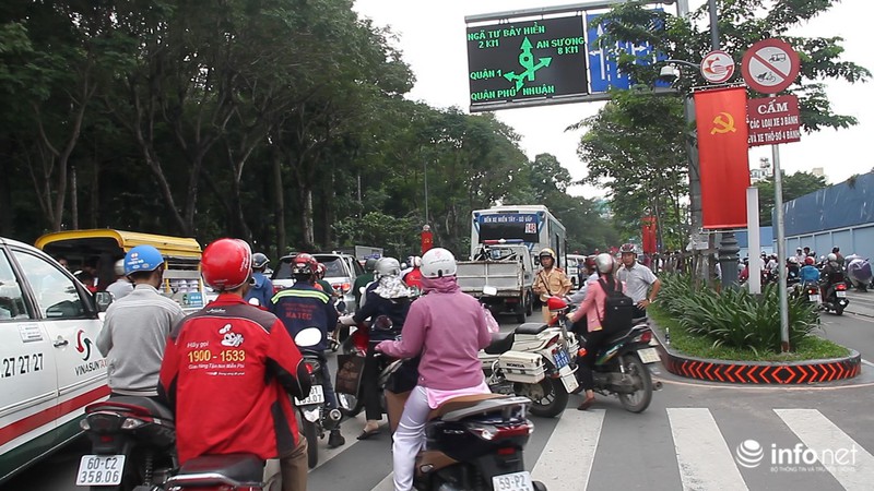 Cửa ngõ Tân Sơn Nhất ùn tắc sau vụ tai nạn chết người - ảnh 4