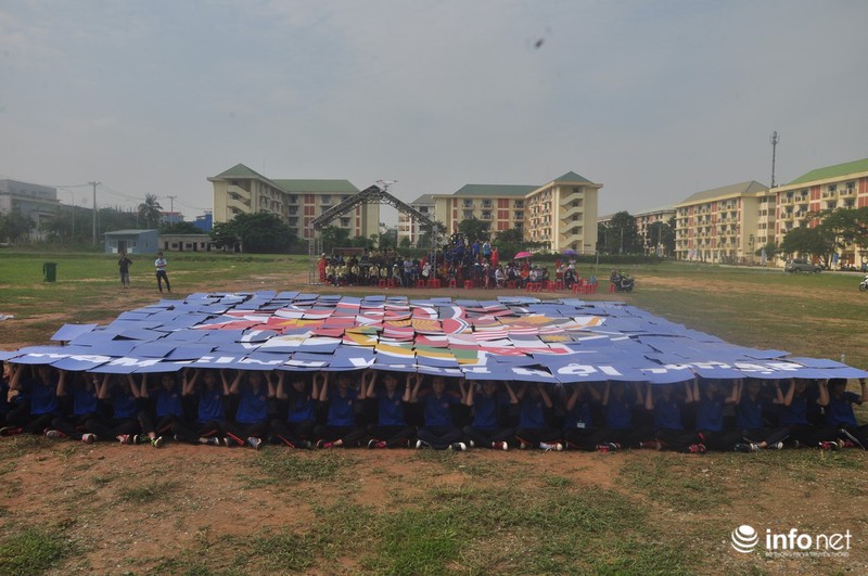 Kỷ lục Việt Nam: 400 sinh viên xếp hình “Bức tranh chủ đề hội nhập lớn nhất” - ảnh 3