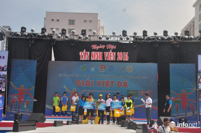 Kỷ lục Việt Nam: 400 sinh viên xếp hình “Bức tranh chủ đề hội nhập lớn nhất” - ảnh 6