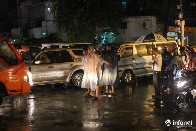 TP.HCM: Nhiều người dân đứng giữa phố ngập nước điều tiết giao thông - ảnh 4