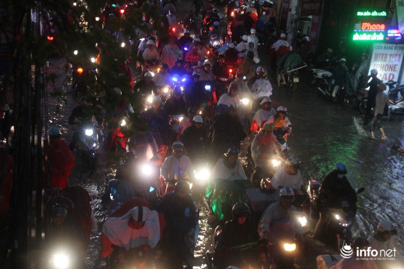 TP.HCM: Nhiều người dân đứng giữa phố ngập nước điều tiết giao thông - ảnh 1